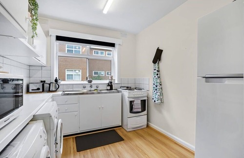 Thornbury Apartment | Homey 1 bdrm Thornbury Apt. near restaurants+shops