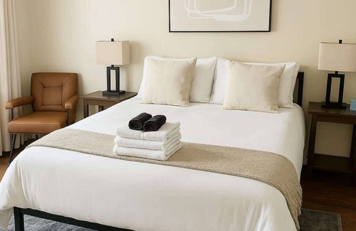 Chicago Apartment | Homey 2BR Apt w/Parking