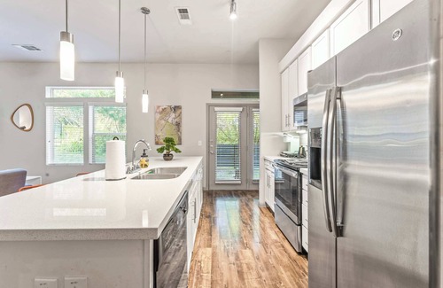 Windsor Park Apartment | Homey 2BR suite close to Downtown w/fast WiFi