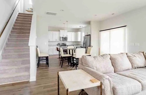 Selma House | Homey 4BD Huge Backyard in Quiet Neighborhood