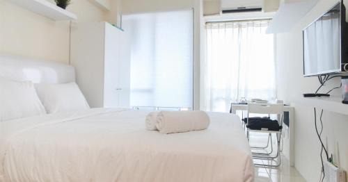 Jakarta Apartment | Homey and Comfy Studio at Tifolia Apartment By Travelio