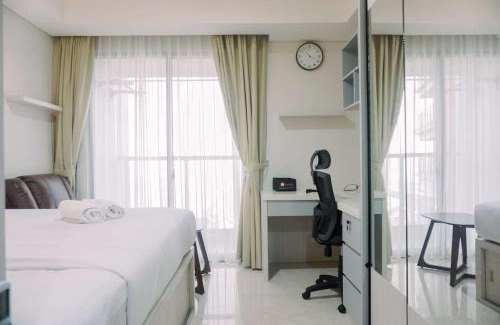 Pantai Indah Kapuk Apartment | Homey and Warm Studio at 28th Floor Gold Coast Apartment By Travelio