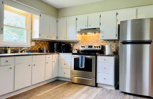 Greenville House | Homey Bungalow 3 min to ECU, Hospital & Uptown