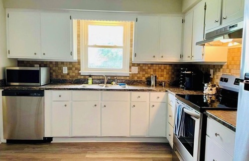 Greenville House | Homey Bungalow 3 min to ECU, Hospital & Uptown