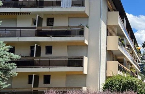 Ambilly Apartment | Homey Santorin - Near tram & train/Balcony/Wifi