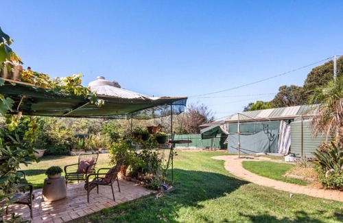 Lyons Apartment | Homey Studio in Central Chifley