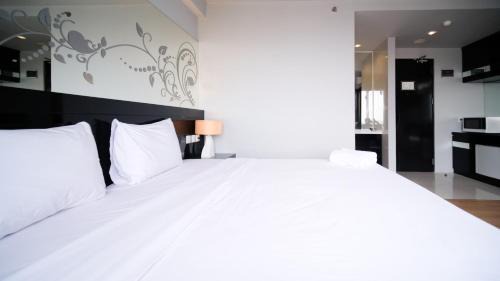 Wonokromo Apartment | Homey Studio No Kitchen at Grand Darmo Suite Apartment By Travelio