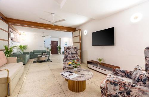 New Friends Colony Apartment | Homlee-Excellency Large 4BHK-South Delhi- NFC