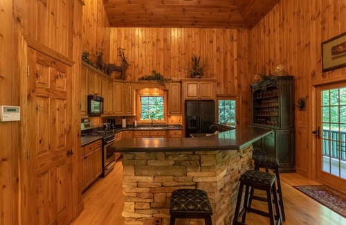 Foscoe Cabin | Honey Bear Haven In Gated Community, Pool Table, Close to Boone!