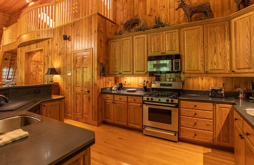 Foscoe Cabin | Honey Bear Haven In Gated Community, Pool Table, Close to Boone!
