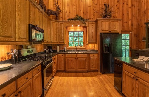 Foscoe Cabin | Honey Bear Haven In Gated Community, Pool Table, Close to Boone!