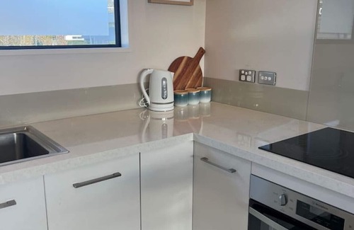 Edgeware Apartment | Honey for the Money Warm Sunny 10 mins CBD