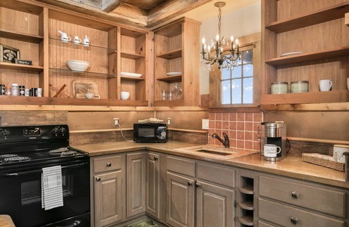 Fredericksburg Cabin | Honey Hill Wild Rose Cabin | Close to town | Hot Tub | Full kitchen
