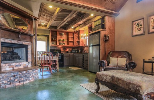 Fredericksburg Cabin | Honey Hill Wild Rose Cabin | Close to town | Hot Tub | Full kitchen