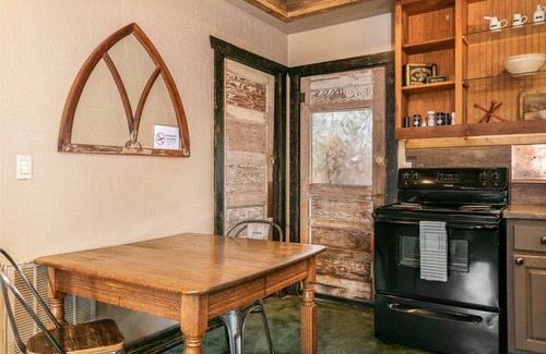 Fredericksburg Cabin | Honey Hill Wild Rose Cabin | Close to town | Hot Tub | Full kitchen