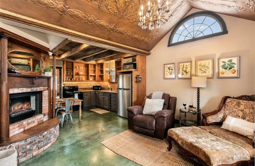 Fredericksburg Cabin | Honey Hill Wild Rose Cabin | Close to town | Hot Tub | Full kitchen