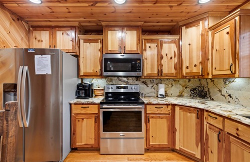 Broken Bow Cabin | Honey Hole Cabin is located on the Carson Creek Rd. Minutes to the Lake