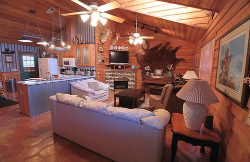 Milton House | Honeyb’s Ranch House on quiet lake