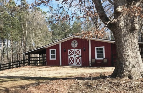 Tryon House | Honeybee Acres - 4 miles to TIEC