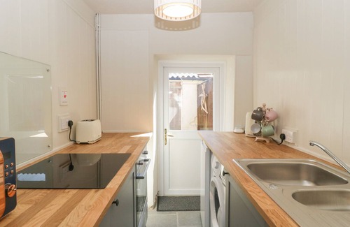 Martock Cottage | HONEYBEE COTTAGE, pet friendly, with open fire in Martock