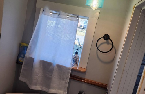 Lords Point Cottage | Honeymoon cottage in charming Mystic/Stonington with WiFi, AC