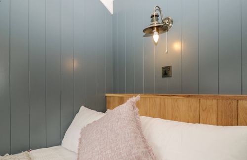 Staple Hill Cottage | HONEYSUCKLE HUT, MYRTLE FARM, romantic, with hot tub in Warmley
