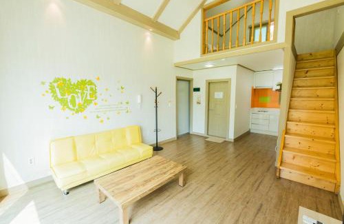 Hongcheon House | hongceon byeolbicheureuneunmaeul pensyeon