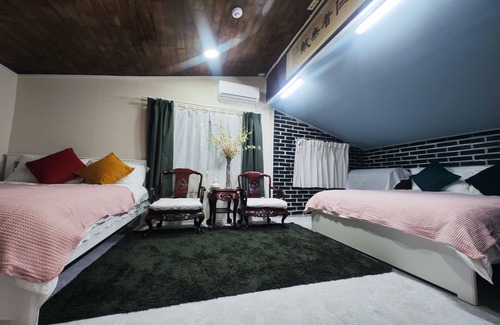 Seogyo-dong Bed & Breakfast | Hongdae A large courtyard house 2f of a detached house
