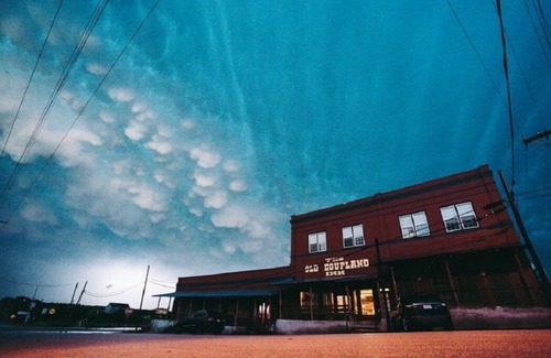 Coupland House | HonkyTonk dreams are made here! 7 rooms above a Legendary Texas Dancehall.