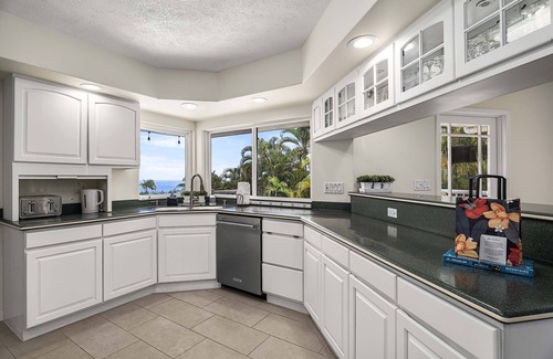 Kailua-Kona House | Honu Hale: Exquisite Oceanview Estate w/Pool, Hot Tub, AC & Oversized Chess Set