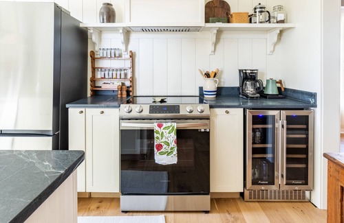 Kent House | Hop House is a calm home that comfortably sleeps 8. Walkable to downtown Kent!