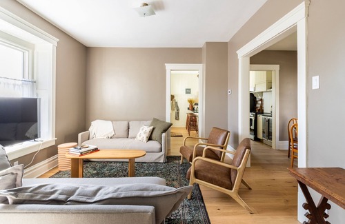 Kent House | Hop House is a calm home that comfortably sleeps 8. Walkable to downtown Kent!