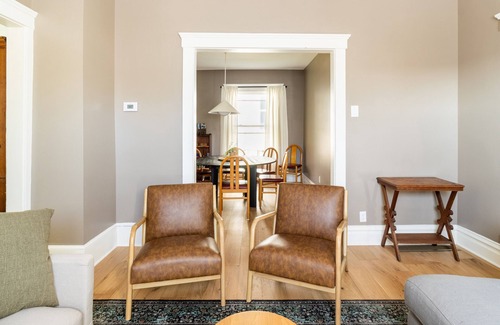Kent House | Hop House is a calm home that comfortably sleeps 8. Walkable to downtown Kent!