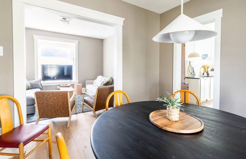 Kent House | Hop House is a calm home that comfortably sleeps 8. Walkable to downtown Kent!
