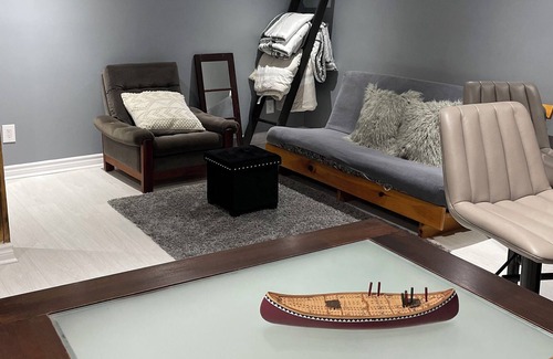 Uxbridge House | Hope Floats Hideaway (Private Suite in Uxbridge)