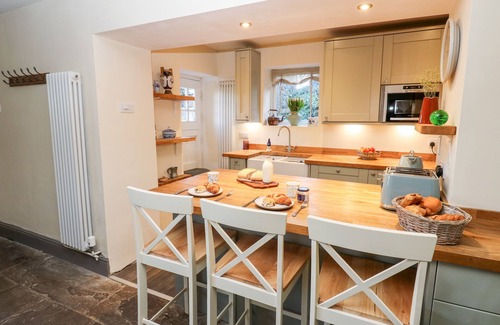 Castleton Cottage | HOPE VIEW HOUSE, pet friendly in Castleton, Peak District