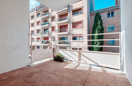 4th Arrondissement Apartment | HOPKINSON · Agréable T3 avec balcon et parking à L
