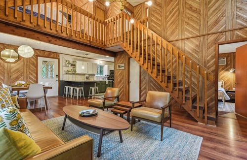 Bushkill Ski Chalet | Hopskip Retro Chalet Firepit Deck Gas Grill Pools Lake Tennis-Pickle
