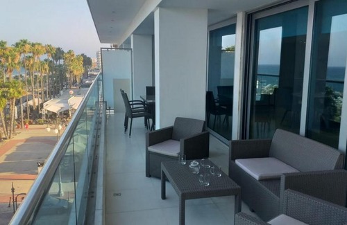 Larnaca City Centre Apartment | Horizon Luxury Suite at Finikoudes Beach 301