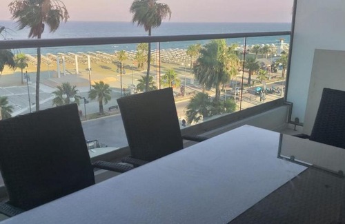 Larnaca City Centre Apartment | Horizon Luxury Suite at Finikoudes Beach 301