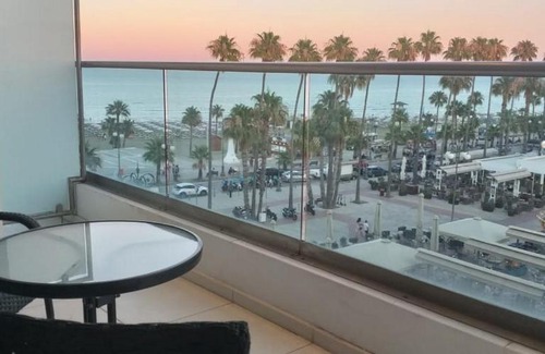 Larnaca City Centre Apartment | Horizon Luxury Suite at Finikoudes Beach 304