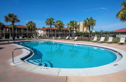 Summer Breeze Condo | Horizon South #34B | Access to Pools + Hot Tub & Fitness Center