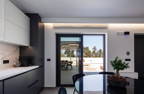 Platanias Town Villa | Horizon Villa Oasis, Walk to Platanias Beach!