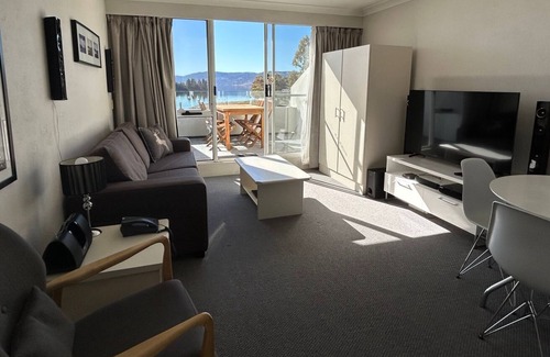 Jindabyne Apartment | Horizons 317 studio right on the Lake
