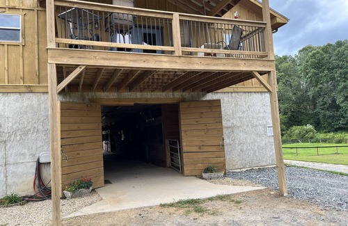 Horse Shoe House | Horse Friendly Barn Apartment with central location to hiking biking brewery’s