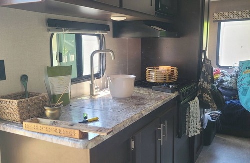 Georgetown RV Rental | Horses and 4x4s you are set! With AC/Heat, WiFi power, water, septic!
