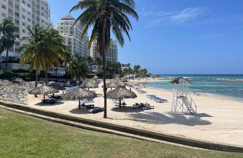 St.Bran's Burg Apartment | Hospitality Expert F32 Beach front Pool & Chef