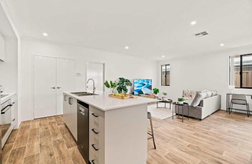 Piara Waters House | Hosted Modern Comfort in Piara Waters Perfect for Fam