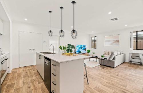 Piara Waters House | Hosted Modern Comfort in Piara Waters Perfect for Fam