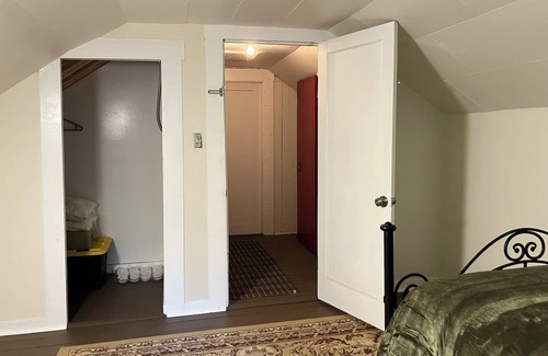 Navarro Bed & Breakfast | Hosted Stay-Room in Beautiful Historic Home - Close to Wine Waves & Woods